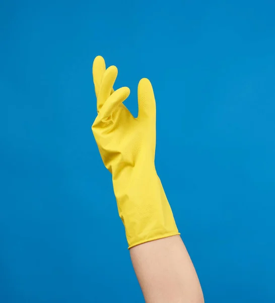 Gele Rubberen Handschoen Voor Reiniging Gekleed Een Vrouwelijke Hand Blauwe — Stockfoto