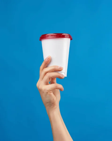 Mano Femenina Sostiene Vaso Blanco Desechable Con Una Tapa Roja —  Fotos de Stock