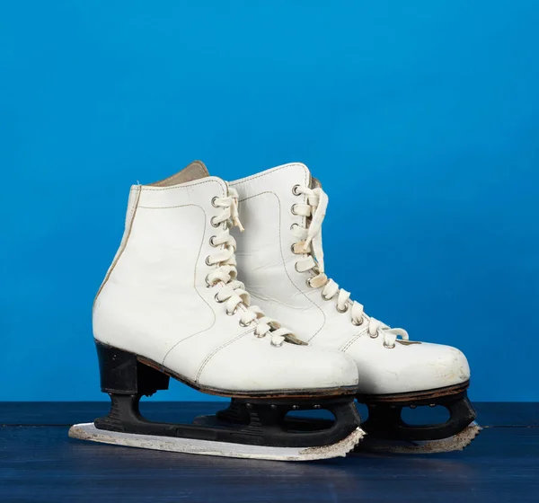 Weiße Lederschlittschuhe Für Eiskunstlauf Ständer Auf Blauem Holzgrund Sportgeräte Kopierraum — Stockfoto