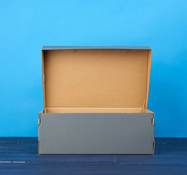 Caja Cartón Abierta Vacía Para Zapatos Sobre Fondo Azul Cerca —  Fotos de Stock