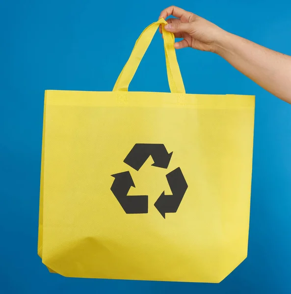 Mano Mujer Sostiene Una Bolsa Ecológica Viscosa Amarilla Material Reciclable — Foto de Stock