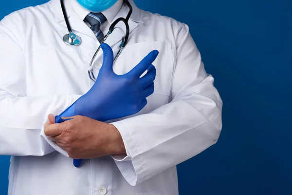 Médico Masculino Uniforme Branco Coloca Suas Mãos Luvas Látex Estéril — Fotografia de Stock