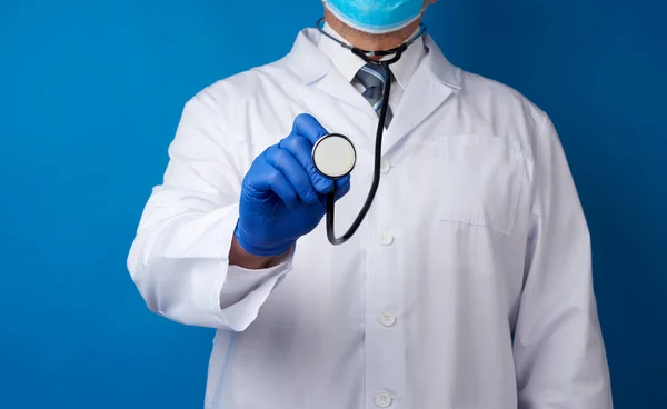 Médico Con Una Bata Blanca Guantes Látex Azul Una Máscara — Foto de Stock