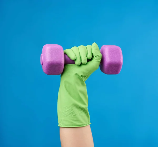 Vrouwelijke Hand Houdt Een Plastic Roze Halter Een Blauwe Achtergrond — Stockfoto