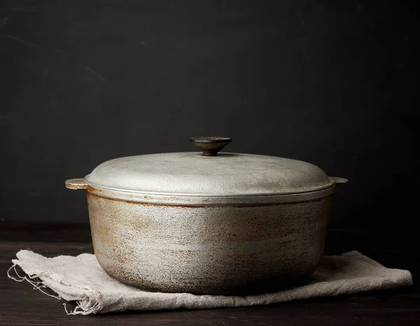 Alumínio Caldeirão Velho Uma Mesa Madeira Utensílios Cozinha — Fotografia de Stock