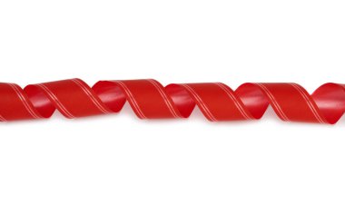 Beyaz arka planda izole edilmiş hediyeleri bağlamak için kırmızı kıvrımlı dekoratif kurdele.