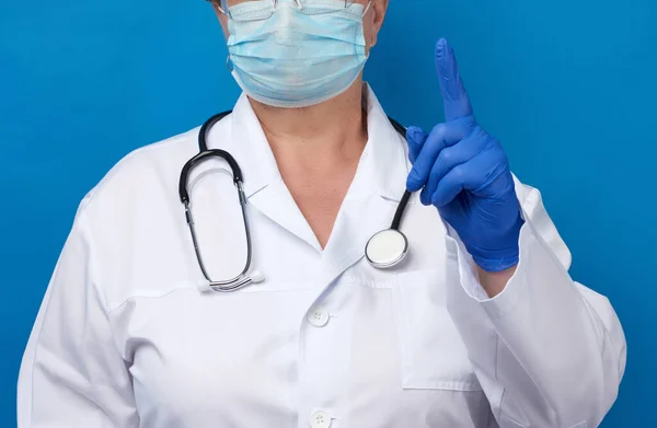 의사는 왼손의 손가락을 주의를 기울이고 파란색 배경을 그렸습니다 — 스톡 사진