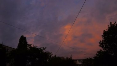 Şehrin iktidarda tel ile pembe günbatımı bulutlar