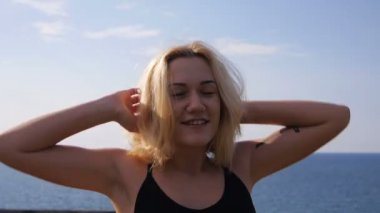 Gülümsemek kız zevk almak hayat güzel güneş doğarken ada plaj üzerinde