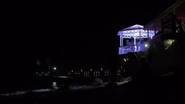 Beach gece adlı restoranda ne zaman dalgalar üzerinde yol aydınlatma moon