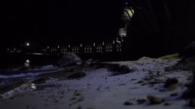 Ay ışığı yansıtan plaja yakın dalgalar deniz. Statik çekim