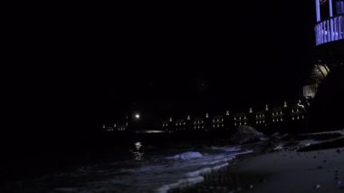 Ay ışığı yansıtan plaja yakın dalgalar deniz. Statik çekim