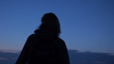 Siluet kız günbatımı mutluluk izliyor