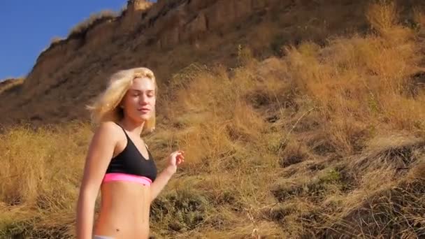 Sexy glimlach meisje geniet van het leven op mooie tarweveld in de sport shorts touch natuur — Stockvideo