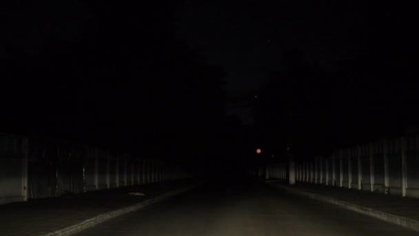 Noite rua vazia com uma lâmpada assustadora piscando — Vídeo de Stock