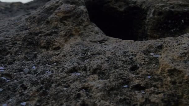 Salida del sol en las olas del mar y las piedras que reflejan — Vídeos de Stock