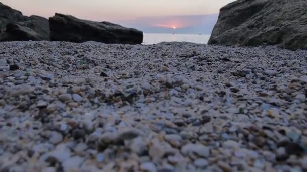 Cámara va al mar en la madrugada en perfecto amanecer — Vídeos de Stock