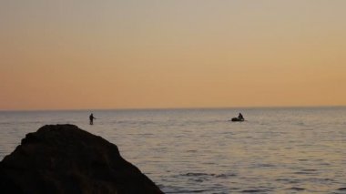 Sunrise Sun denize nerede uçan kuşlar ve Parlatıcı yansıtan dalgalar üzerinde