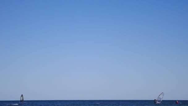 Poucos pequenos iates navegam lentamente no Mar Negro no típico dia quente de verão — Vídeo de Stock
