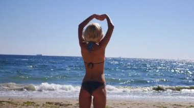 Kız uzanan ve gündoğumu güneş bir anda nerede Kuşlar uçar deniz keyfini çıkarın.