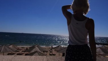 Gülümseyen kız ve gündoğumu güneş bir anda nerede Kuşlar uçar deniz keyfini çıkarın.