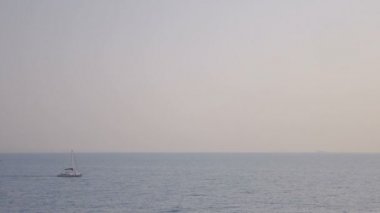 Statik Plan üç beyaz bot mavi Denizi, açık mavi gökyüzü arka plan üzerinde