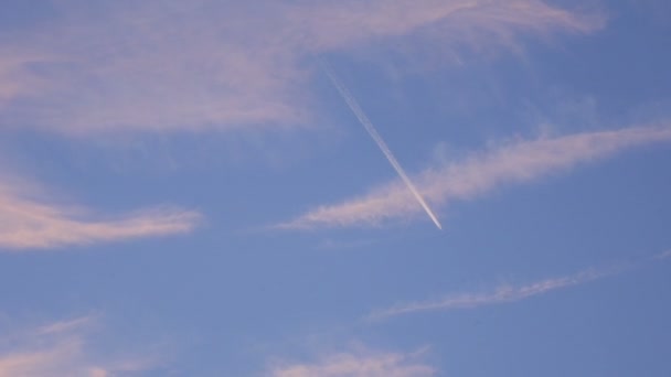 Avión vuela por encima del marco en Clear, Blue Sky Day — Vídeo de stock