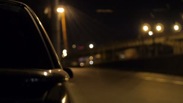 Bilen på vägen en höstnatt, statisk Shoot — Stockvideo
