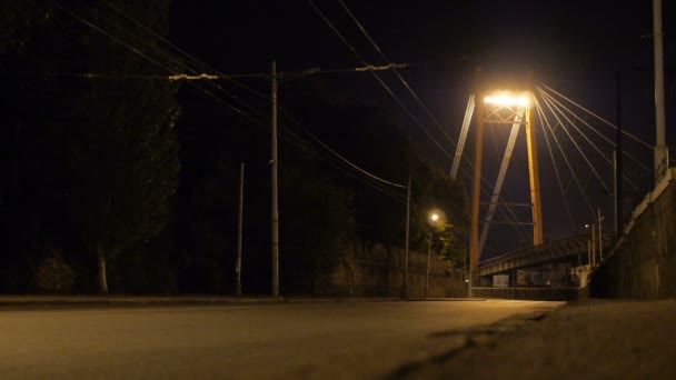 Coche en el camino una noche de otoño, lanzamiento estático — Vídeos de Stock