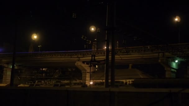 Auto in einer Herbstnacht unterwegs, statisches Schießen — Stockvideo