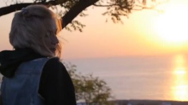 Cep Tel ile gülümseme kız zevk an zaman denizde yansıtan gündoğumu