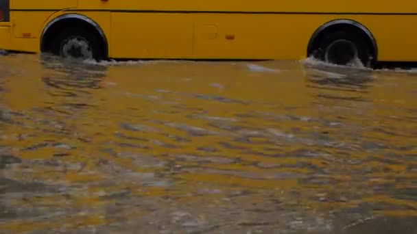 Затопленная дорога после сильных дождей, автомобили медленно движутся в глубоких водах — стоковое видео