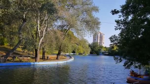 Lake in the Central Park with boats — Stock video