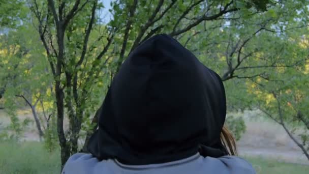 Deux filles dans une forêt quand une fille s'endort et une autre wathcing pour elle 