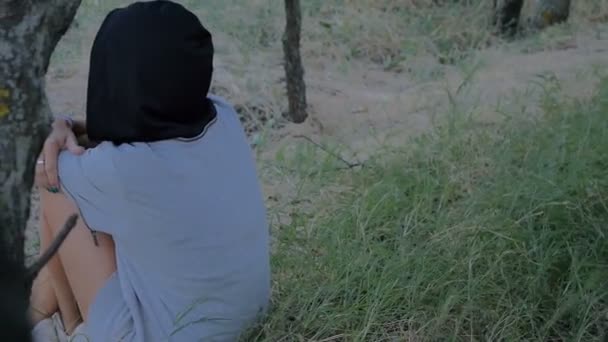 Deux filles dans une forêt quand une fille s'endort et une autre wathcing pour elle 