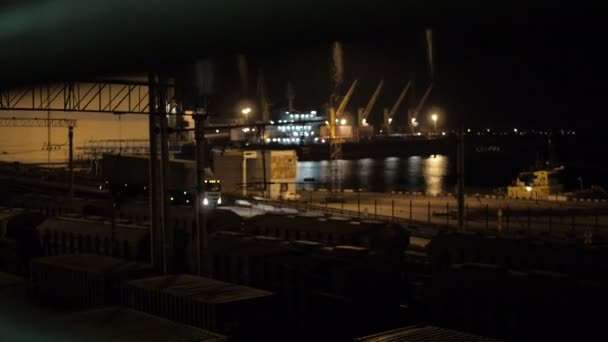 Unloading sulfur in trading seaport at night in Odessa, Ukraine. — Stock video