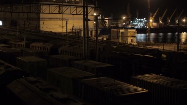 Lossen zwavel in de handel van zeehaven nachts in Odessa, Oekraïne. — Stockvideo