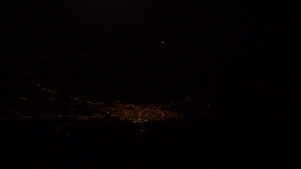 Hermosa vista de la ciudad nocturna desde la ventana del avión — Vídeos de Stock