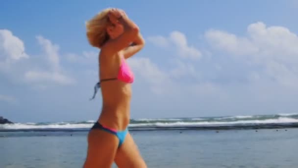 Girl smiling and enjoy a moment on Sri Lankas beach going out from Indian ocean — Stock video