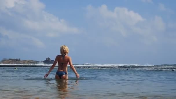 Gülümseyen kız ve Hint Okyanusu gidiş Sri Lankas sahilde bir anın tadını çıkarın — Stok video