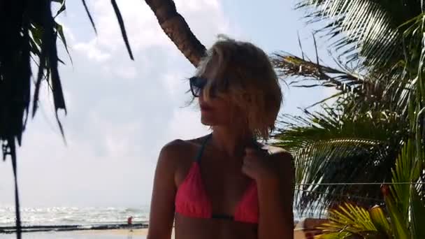 Närbild av vackra lockiga kvinna under Coconut palmblad, Sri Lanka — Stockvideo