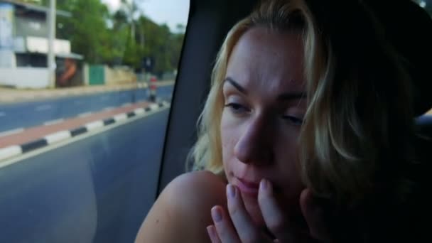 Kvinnan ler i en buss som tittar ut genom fönstret på gatorna i Sri Lanka — Stockvideo