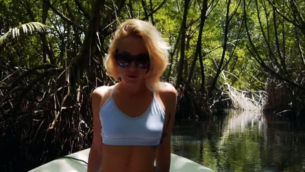 Молода дівчина в сонцезахисні окуляри подорожі на човні через річку Kalu Ганг — стокове відео