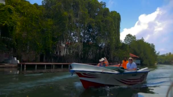 Kaluthara, Srí Lanka - 25.09.2016: řeka Kalu Ganga na Srí Lance — Stock video