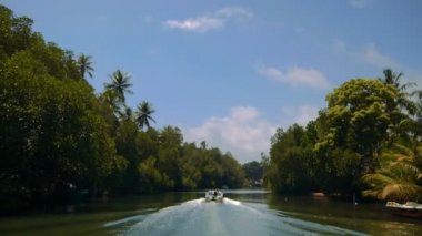 İnsanlar uzakta tekne üzerinde bulanık Kalu Ganga nehir Sri Lanka seyahat