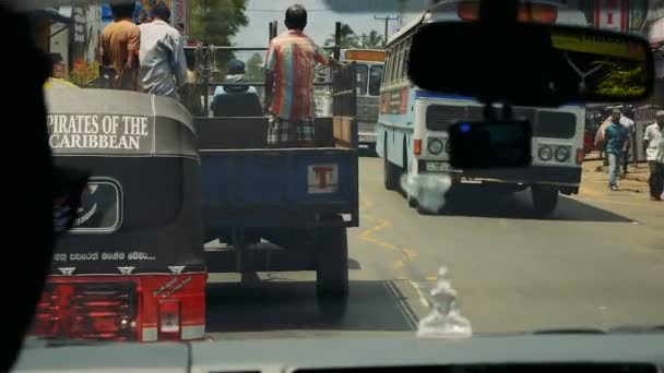 Kaluthara, Sri Lanka - 25.09.2016: gatorna Tuk Tuk på Sri Lanka street — Stockvideo