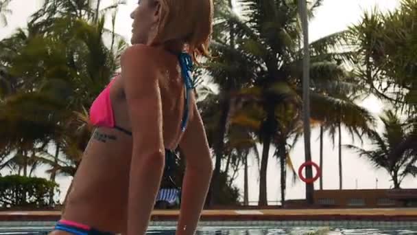 Summer girl with nice ass on the Sri Lankas hotel pool in pink bikini — Stock Video