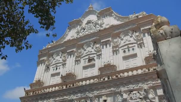 佛教会与白完美墙与鸟对它在斯里兰卡 Aluthgama — 图库视频影像
