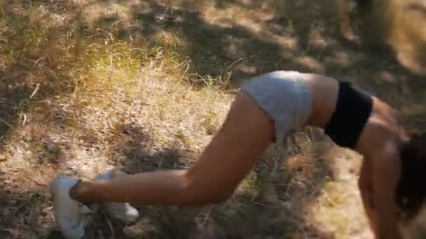 Chica muy sexy en pantalones cortos de mezclilla bailando twerk en el bosque — Vídeo de stock