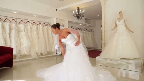 Kvinnor i bröllop klänningar i bröllopsbutiker boutique — Stockvideo